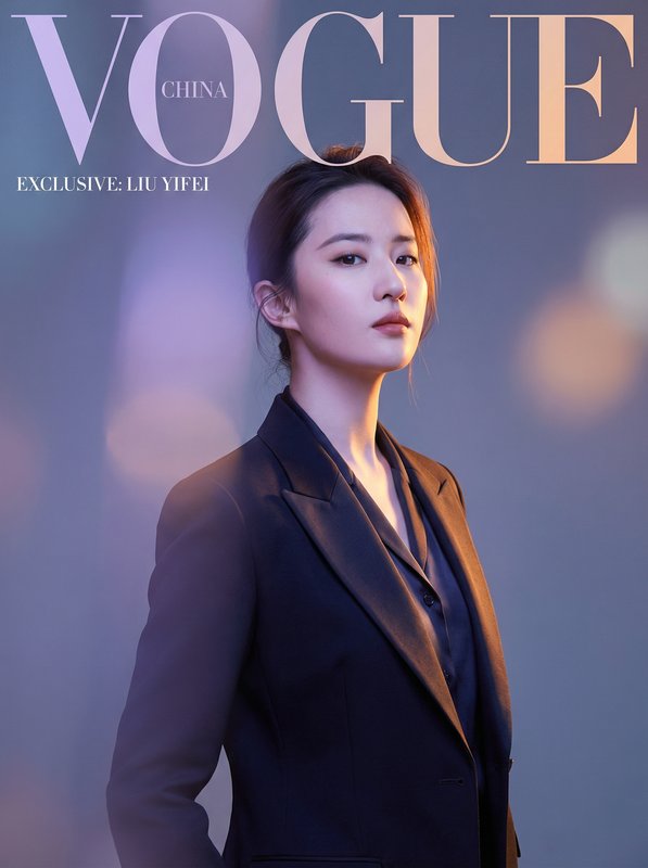 镜子前面AI修图效果视频